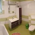 Nyaraló Moderno Opremljena Hisa Z Odmaknjeno Lokacijo