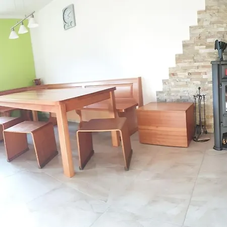 Moderno Opremljena Hisa Z Odmaknjeno Lokacijo